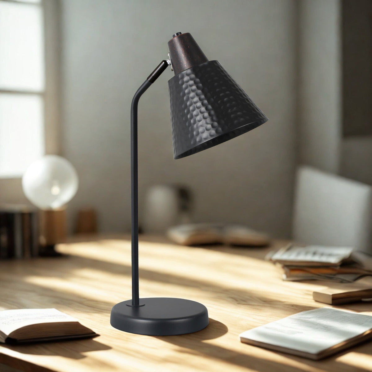 Lampara de Mesa Omio Modelo Office Negro Espacial