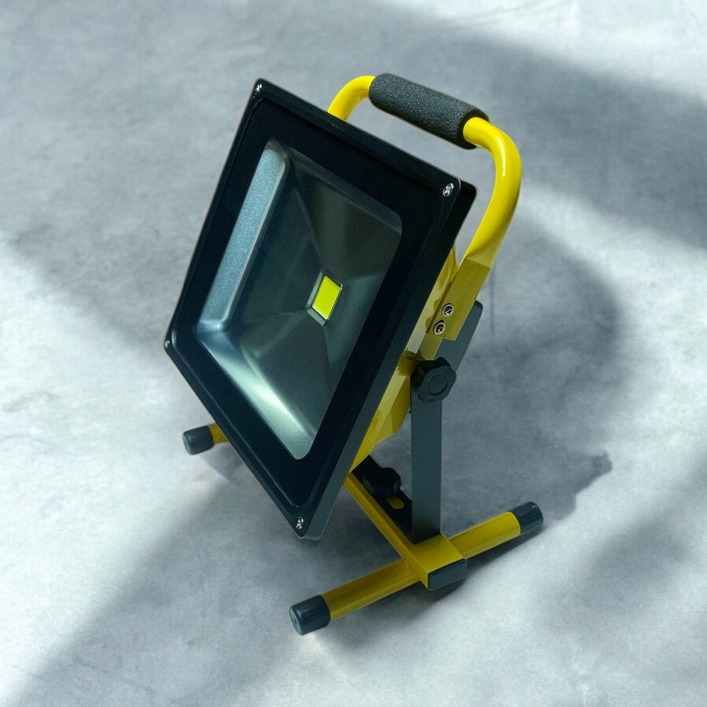 Reflector Led De Obra 50w Portatil Recargable Amarillo Blanco Frío