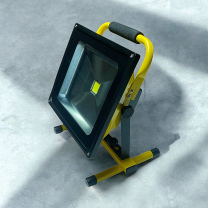 Reflector Led De Obra 50w Portatil Recargable Amarillo Blanco Frío