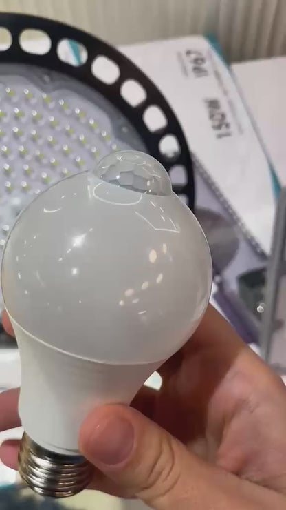 Lámpara Bulbo Led 7w Frío Sensor De Movimiento Y Fotocelula